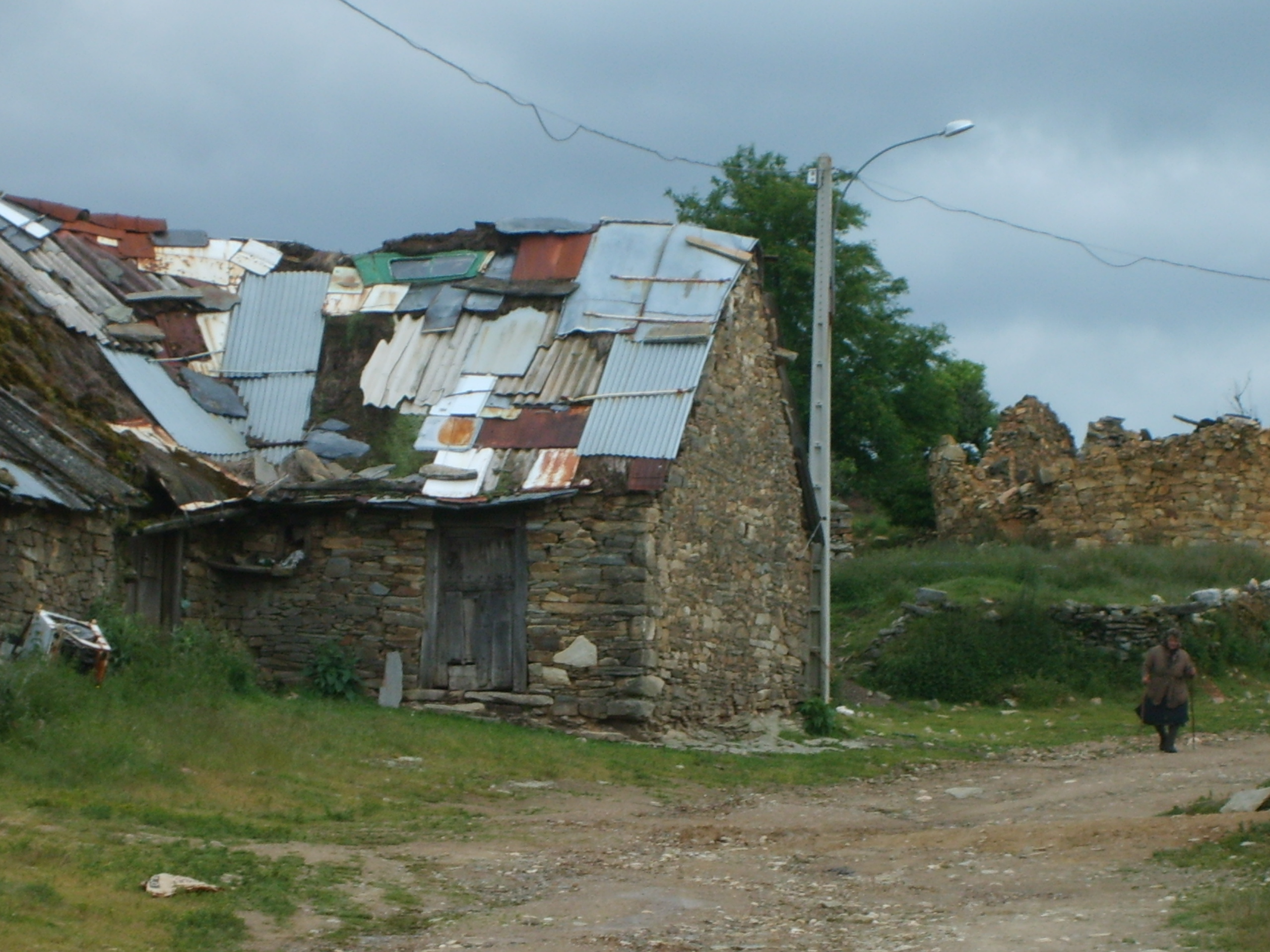 Foncebadon---Verfallenes Dorf vor den Montes de Leon